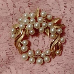 Trifari Pearl and Gold Tone Brooch